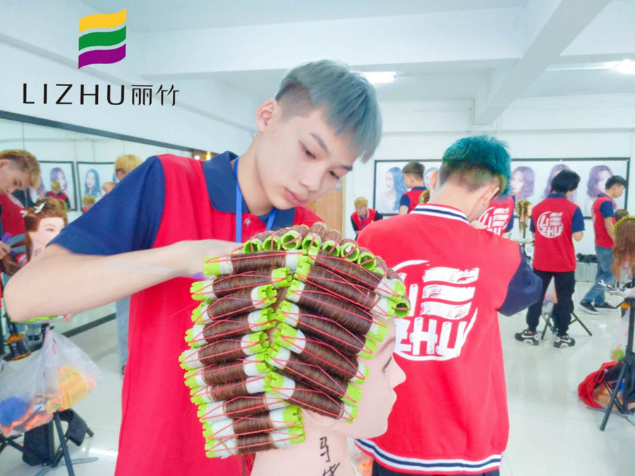 廣西美發(fā)師培訓課程：如何正確上發(fā)杠