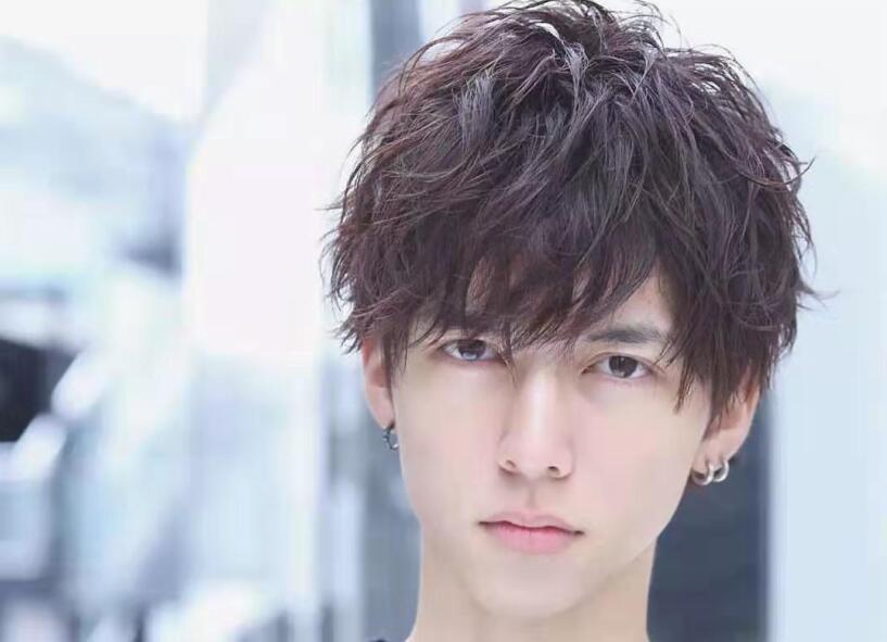 錫紙燙兩邊的頭發(fā)需要剪嗎？廣西正規(guī)美發(fā)學(xué)校告訴你