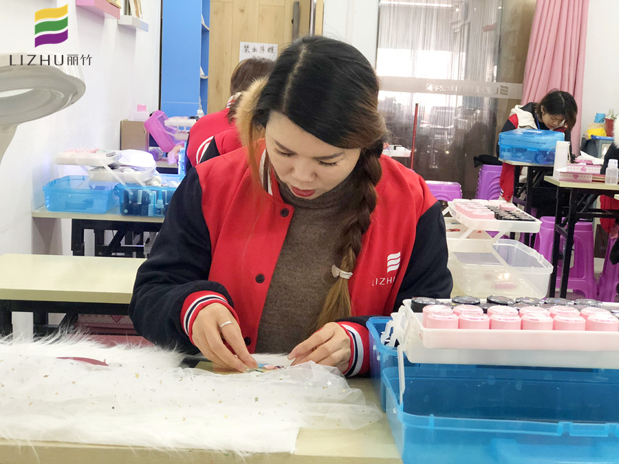 在南寧正規(guī)美甲學校學習，天天都有學不完的東西