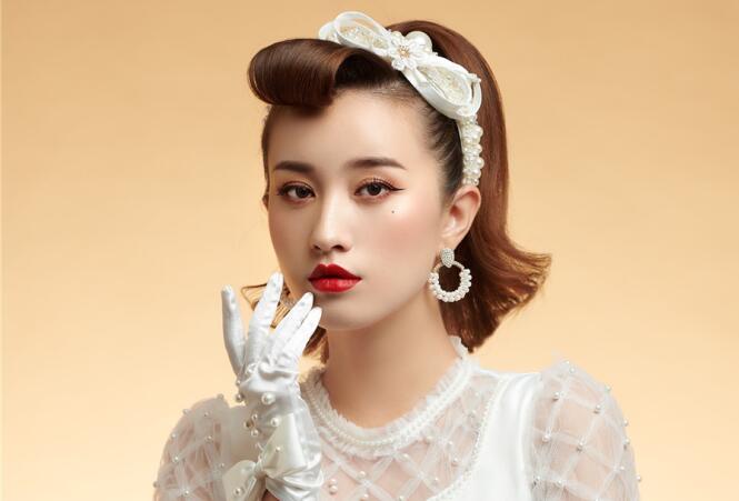 復(fù)古迪斯科妝容造型，廣西化妝學(xué)校這款造型愛(ài)了嗎？