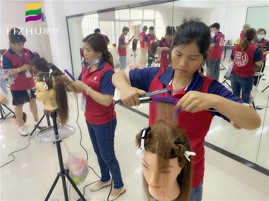 南寧美發(fā)學(xué)校教你直板夾的使用方法