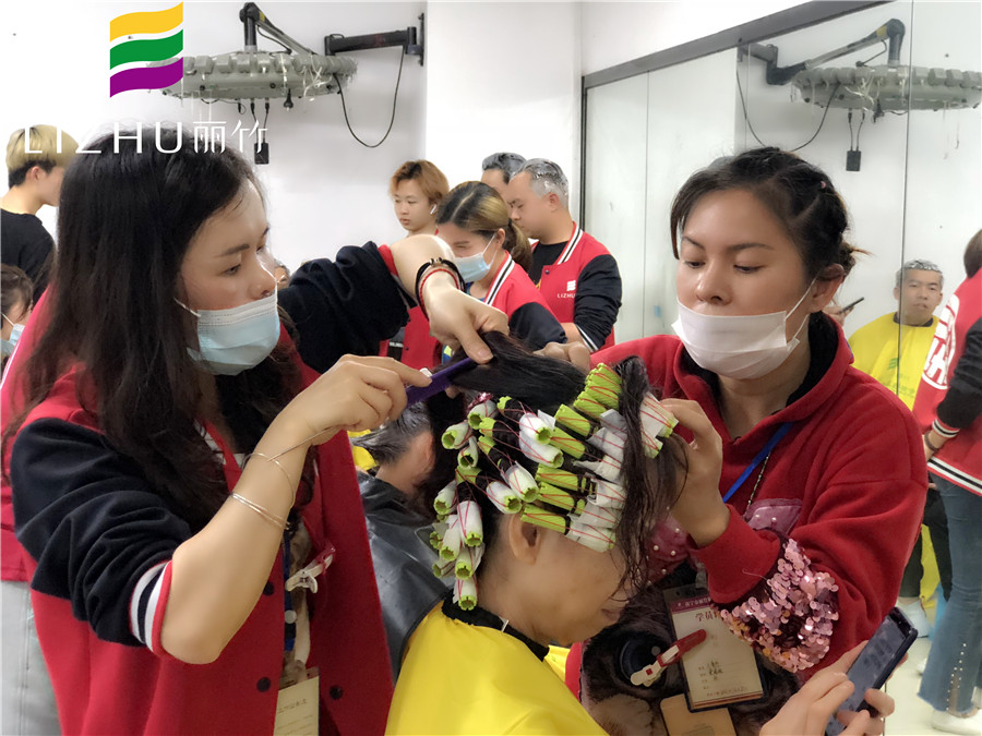 美發(fā)初學者燙發(fā)上杠基本操作方法，南寧美發(fā)學校分享