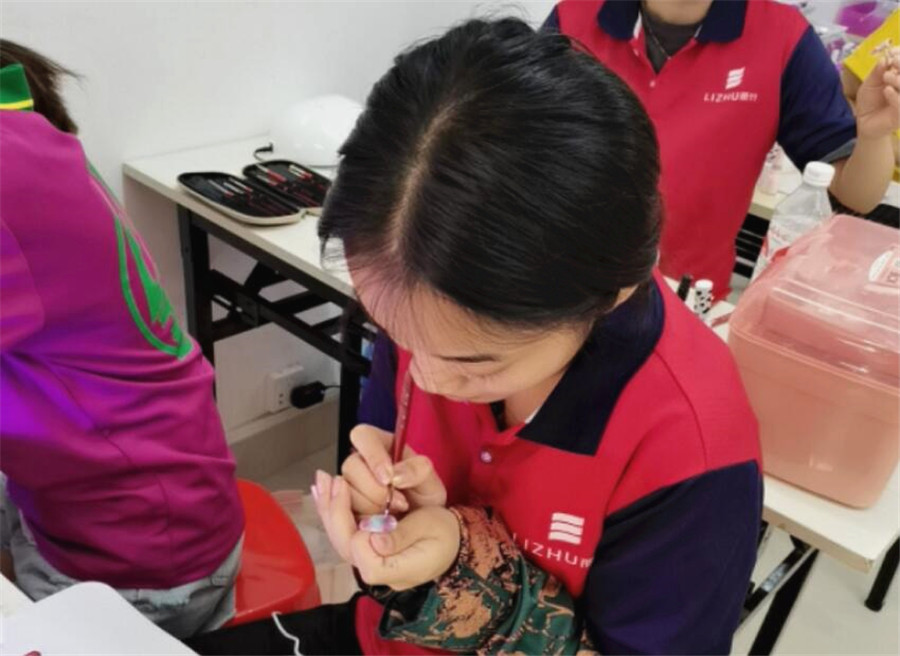 喜歡美甲，是因?yàn)樗娜f種風(fēng)情