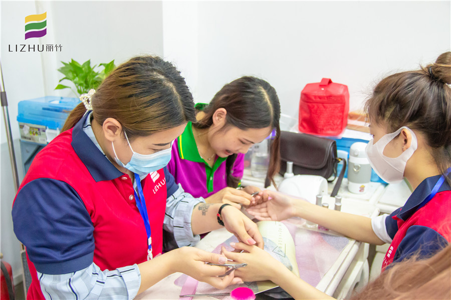 美甲怎么修剪死皮？來南寧美甲培訓班看看就知道啦