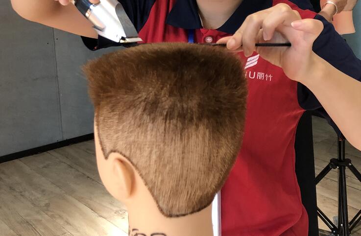 想學平頭修剪技巧？來廣西美發(fā)學校就對了