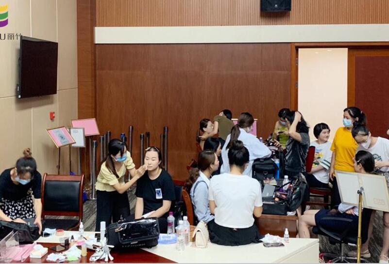 南寧化妝外出實踐，提升學(xué)員動手能力