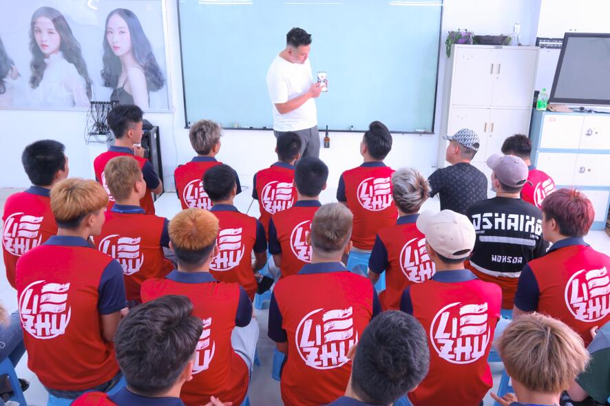 南寧學(xué)美發(fā)有前途嗎？選對(duì)美發(fā)培訓(xùn)學(xué)校很重要