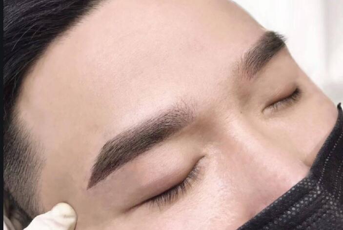 男士紋眉如何設(shè)計(jì)？快和廣西紋繡班學(xué)習(xí)