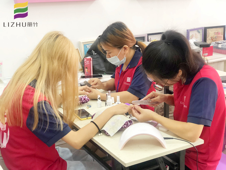 美甲新手修甲型的技巧，南寧美甲學(xué)校統(tǒng)統(tǒng)告訴你