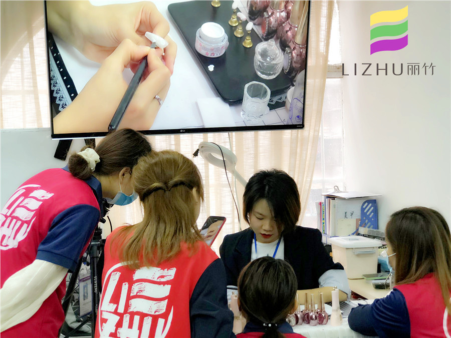 來廣西美甲培訓(xùn)班學(xué)美甲，重找生活目標