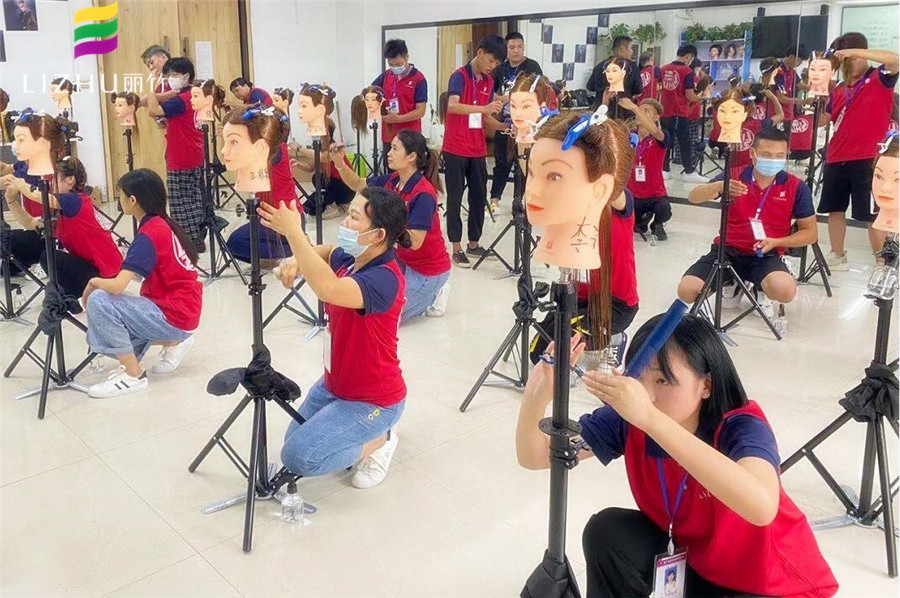 想知道美發(fā)水平線修剪技巧？來廣西美發(fā)學(xué)?？纯?>
								
								<span id=