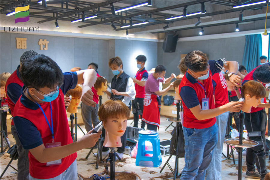 想學(xué)男發(fā)剪發(fā)步驟，到南寧有實力的美發(fā)學(xué)校