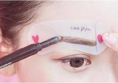 學360°畫眉大法，體驗南寧專業(yè)彩妝學校氛圍