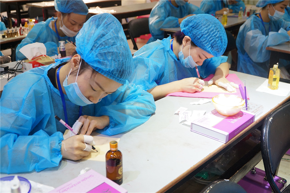 紋眉師是怎么養(yǎng)成的？南寧紋眉培訓學校告訴你