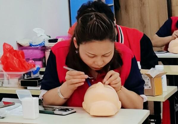 南寧專業(yè)美睫培訓(xùn)學(xué)校：學(xué)美睫有前途嗎？