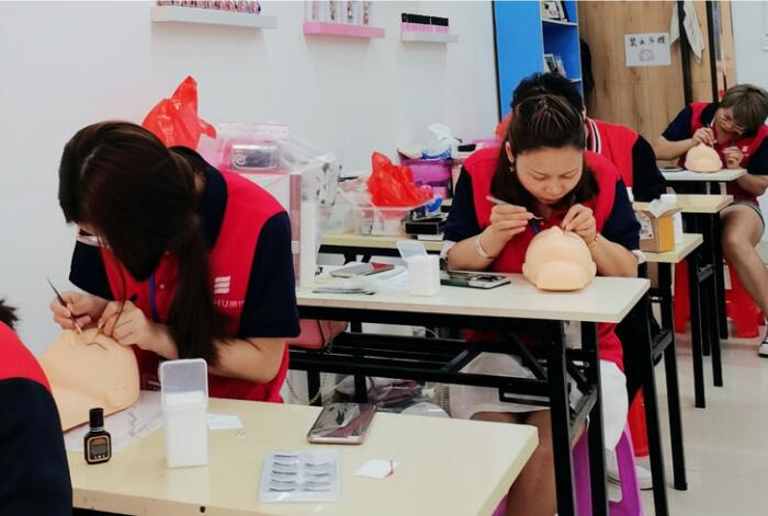 南寧美睫培訓(xùn)學(xué)校，學(xué)專業(yè)美睫技術(shù)