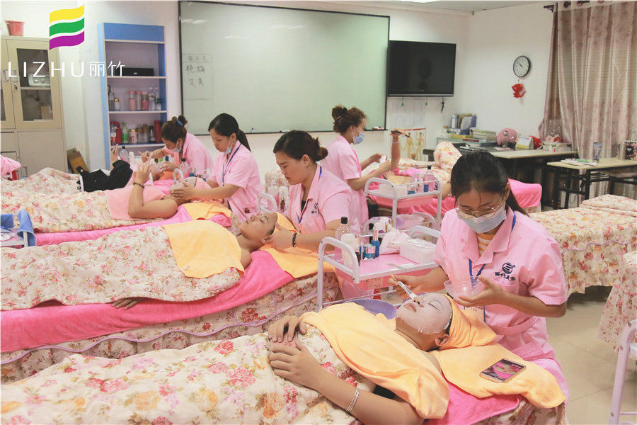 混油皮和混干皮的區(qū)別？廣西人氣高美容學(xué)校幫你解答