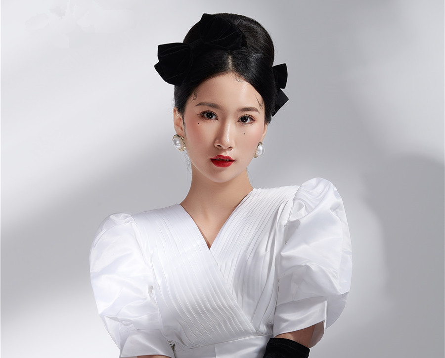 南寧彩妝培訓(xùn)學校作品：赫本復(fù)古造型