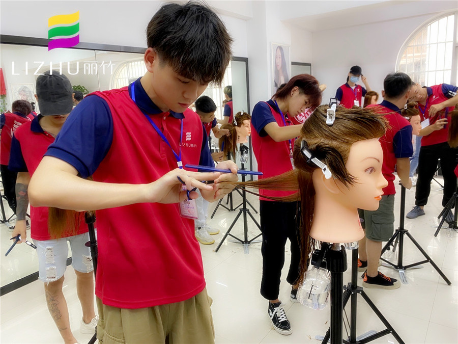 為什么要修剪發(fā)尾？南寧美發(fā)培訓(xùn)學校告訴你