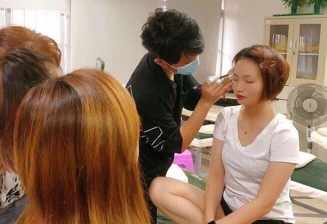 廣西學紋繡的培訓：紋眉需要注意的細節(jié)