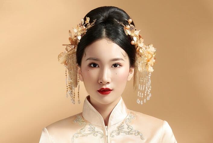 看中式新娘造型魅力，感受南寧化妝學(xué)校實(shí)力