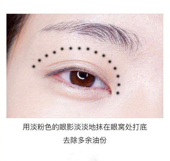 極簡約會(huì)妝容教程，和南寧彩妝學(xué)校學(xué)起來