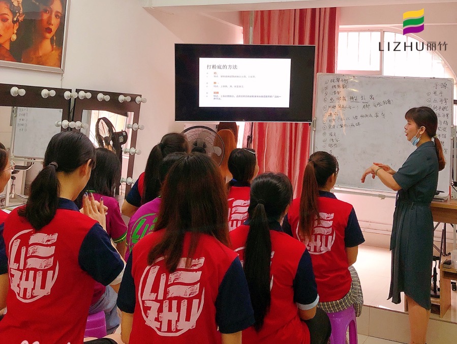 1630047935259687.jpg 打粉底1.jpg