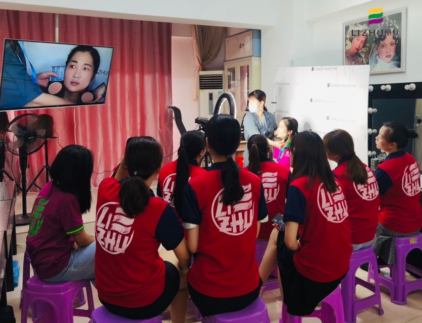 1630047952558567.jpg 打粉底2.jpg