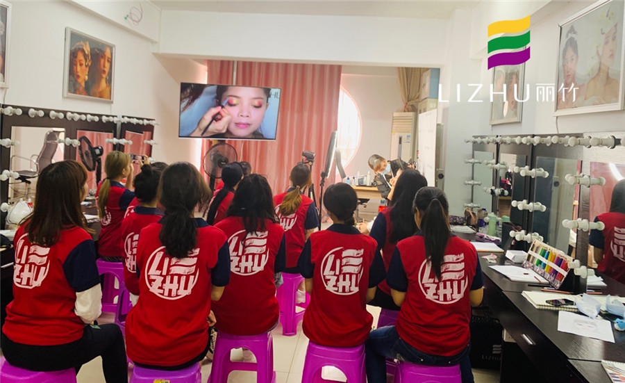 南寧化妝培訓學什么？大地色漸變畫法教程