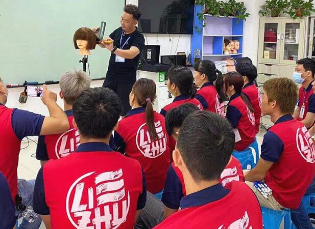 怎么剪平劉海？南寧專業(yè)美發(fā)學(xué)校課堂實(shí)操