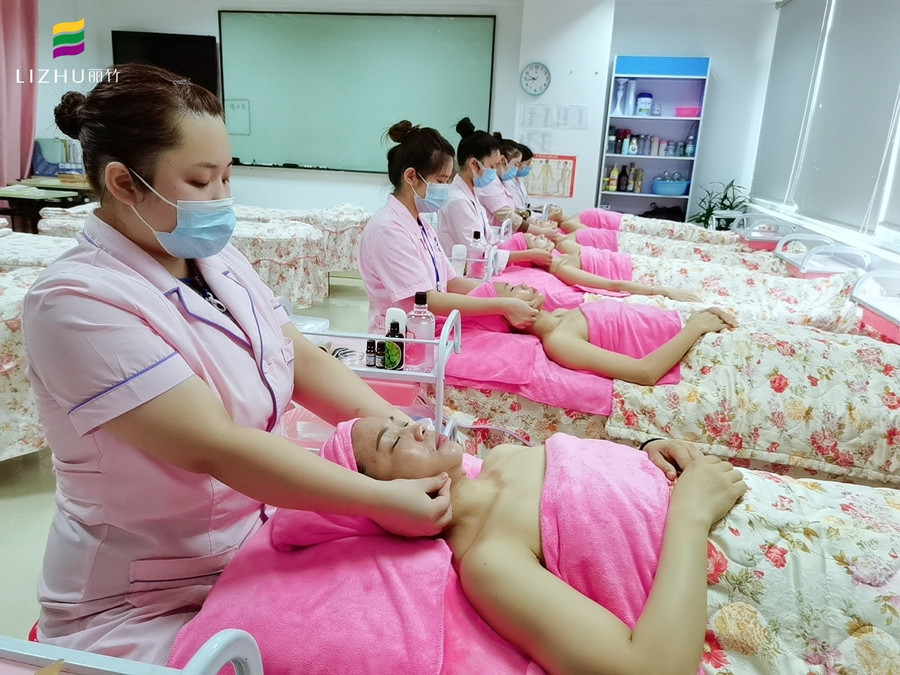 快來(lái)南寧正規(guī)美容學(xué)習(xí)面部按摩注意事項(xiàng)