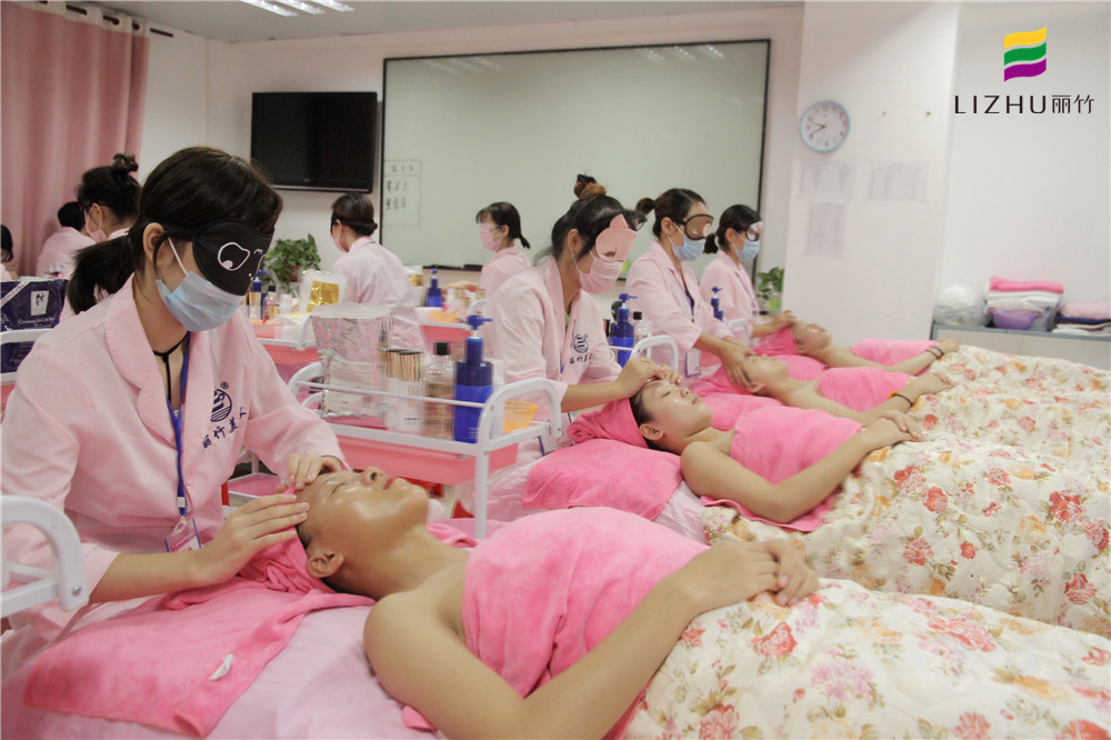 南寧美容培訓(xùn)班帶去面部考核現(xiàn)場