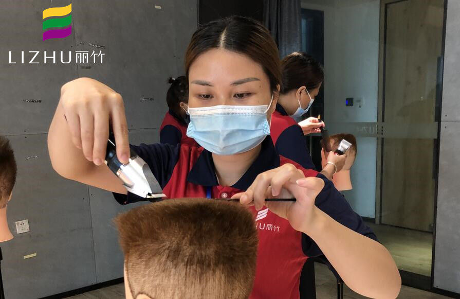 理發(fā)器的使用方法，南寧正規(guī)美發(fā)學(xué)習(xí)教你