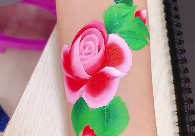 人體3D彩繪無痛紋身，實(shí)力演繹南寧美甲學(xué)校哪家技術(shù)好