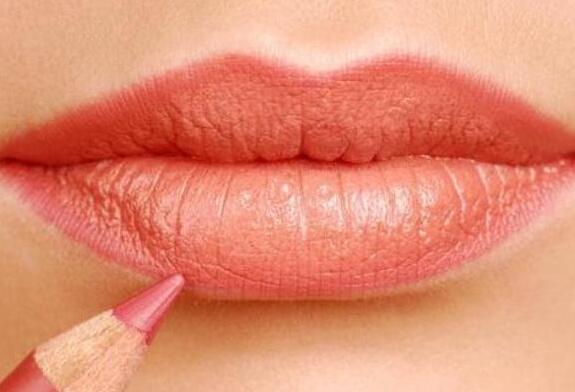 學(xué)畫唇線的方法，就知道廣西化妝學(xué)校哪家正規(guī)