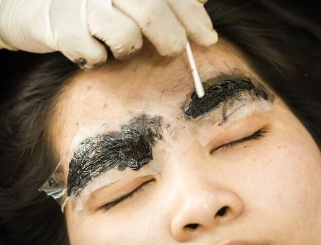 紋眉褪色如何補(bǔ)救？廣西學(xué)紋繡的學(xué)校幫你解決