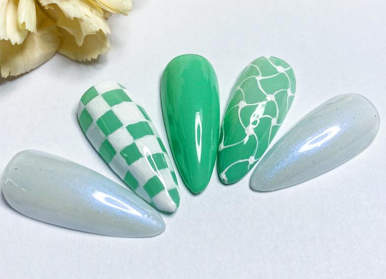 看棋盤美甲作品，知道廣西美甲學(xué)校哪家教學(xué)好