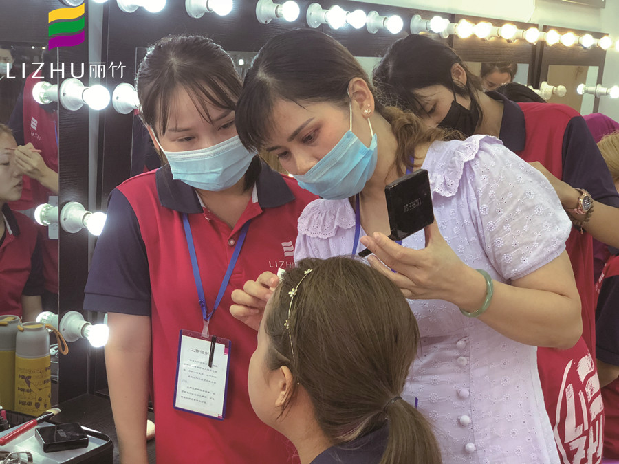 秋季化妝起皮怎么辦？廣西彩妝造型學(xué)校幫你想辦法