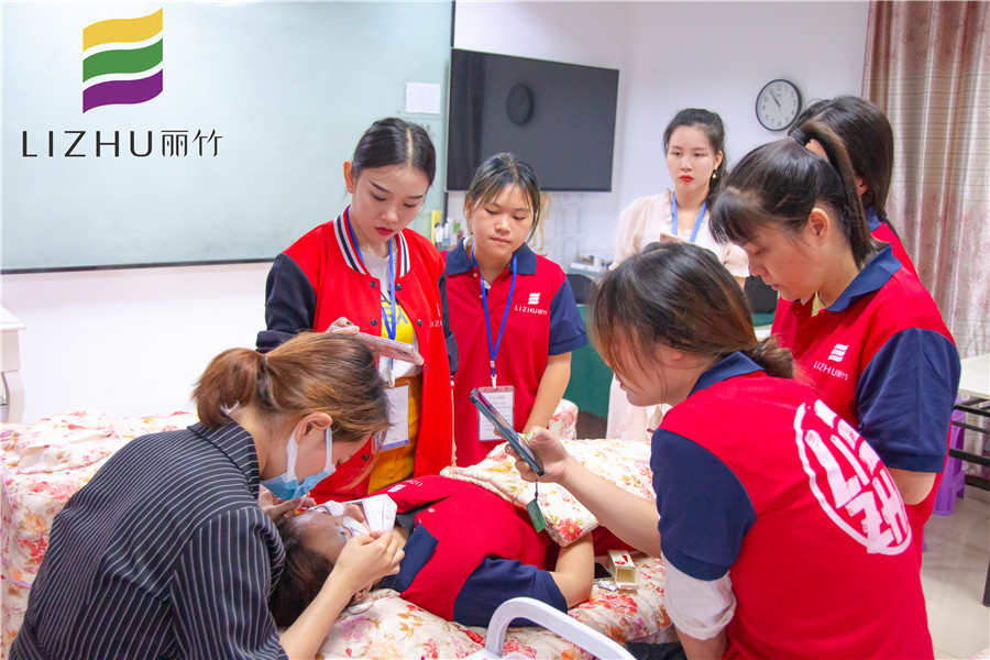 燙睫毛的步驟，廣西美甲美睫培訓(xùn)班演示手法