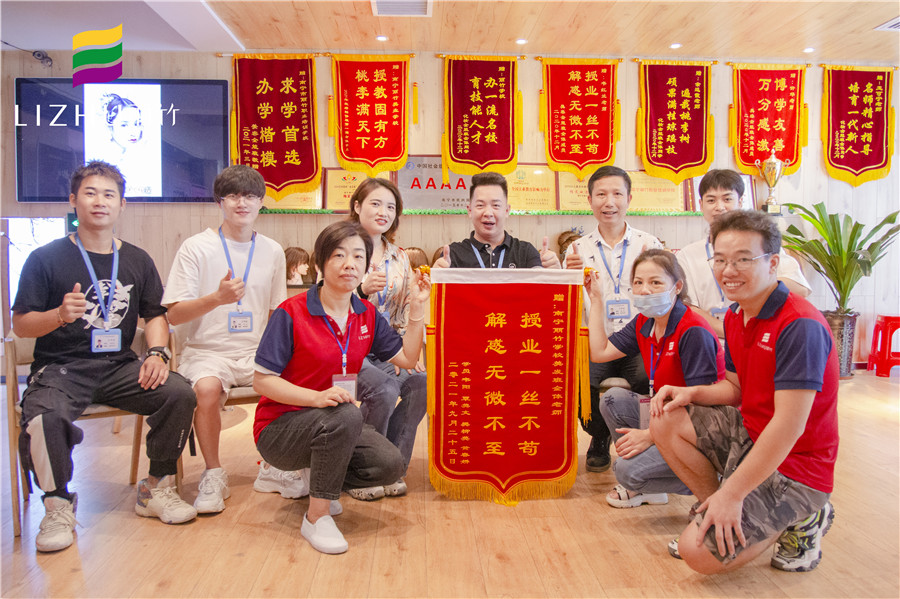 南寧美發(fā)培訓學校學員向麗竹學校老師送錦旗