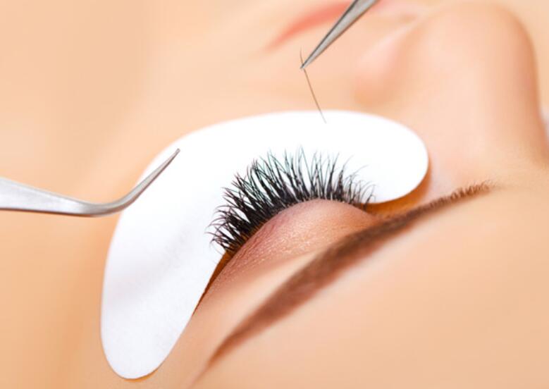 接睫毛如何防止過(guò)敏？南寧美甲美睫培訓(xùn)班告訴你
