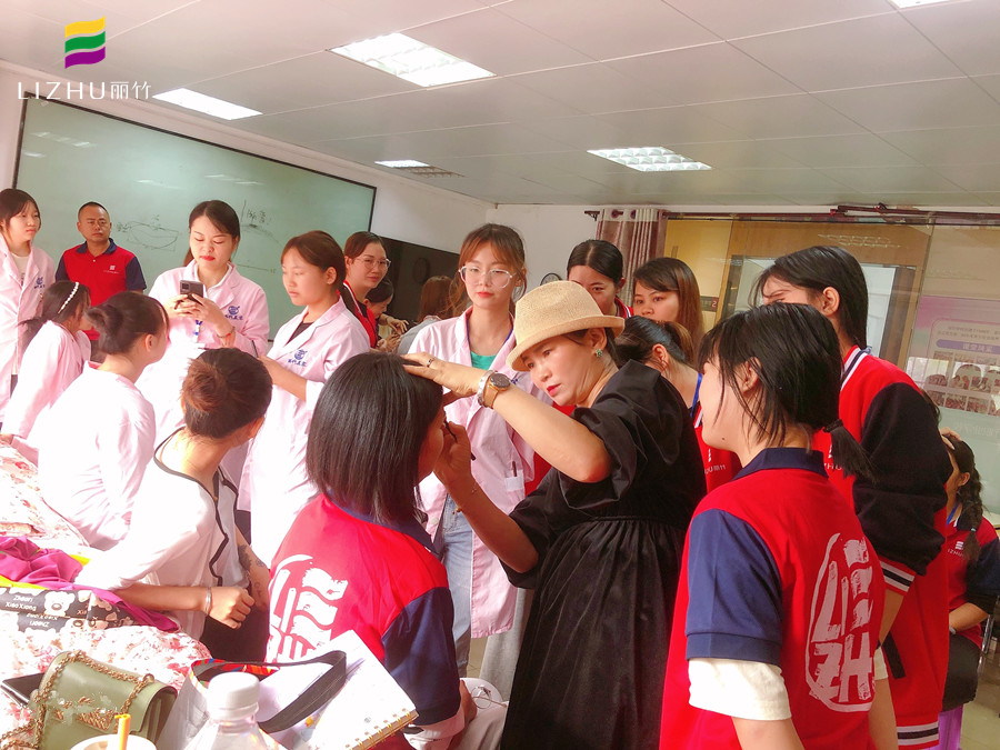 “一分鐘畫眉”，廣西紋繡培訓(xùn)班正在示范