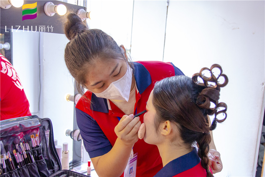 麗竹化妝全能班，實(shí)力展示廣西學(xué)彩妝哪里好