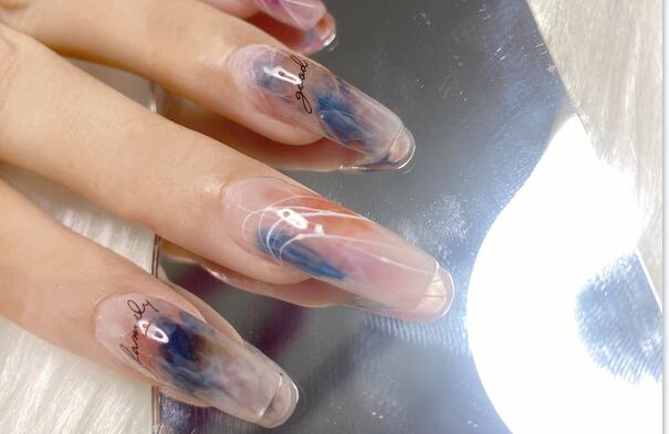 日式暈染美甲作品，實(shí)力證明廣西受歡迎的美甲學(xué)校是哪家