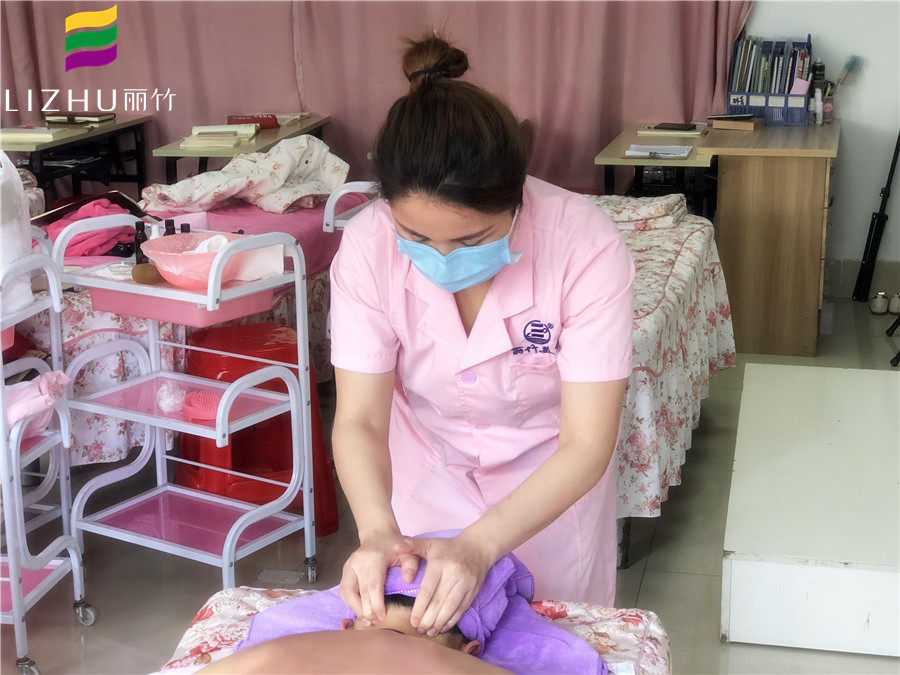 美容學(xué)子感言：這就是為人師表該有的樣子！