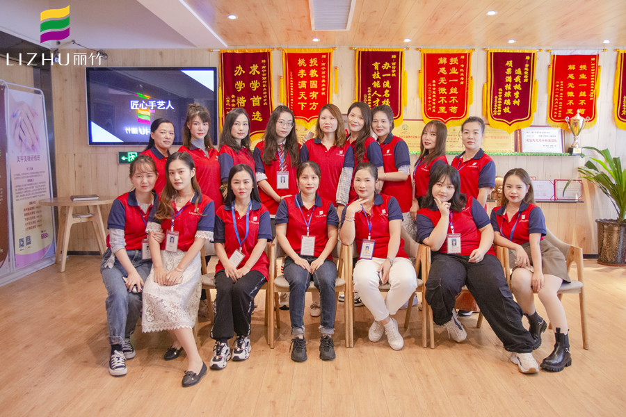 滿滿的畢業(yè)祝福，送給廣西專業(yè)化妝培訓學校