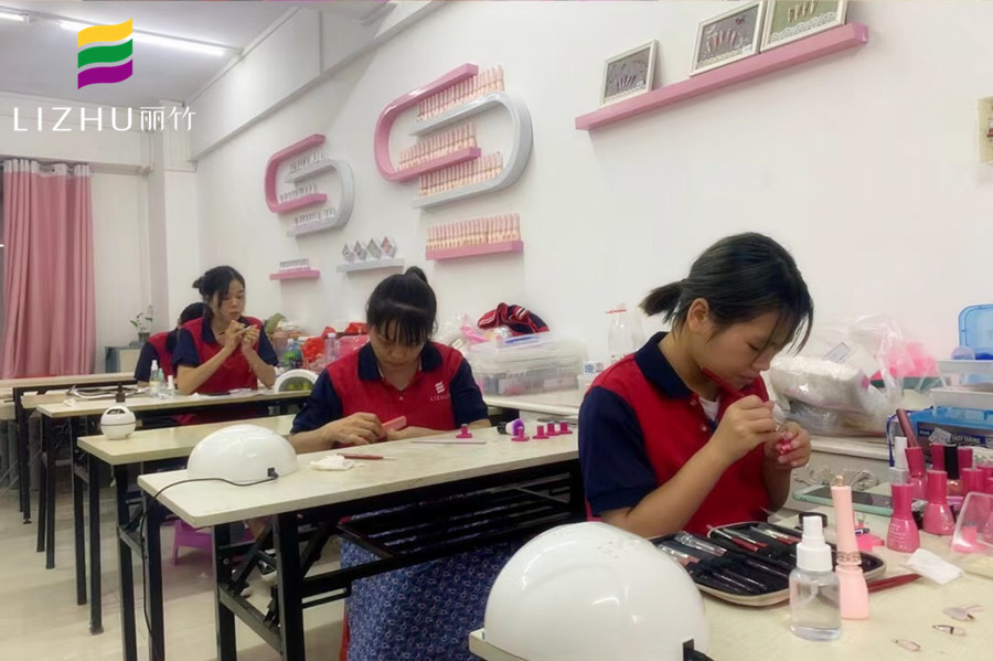 南寧專業(yè)美甲學校，教你專業(yè)美甲技術(shù)