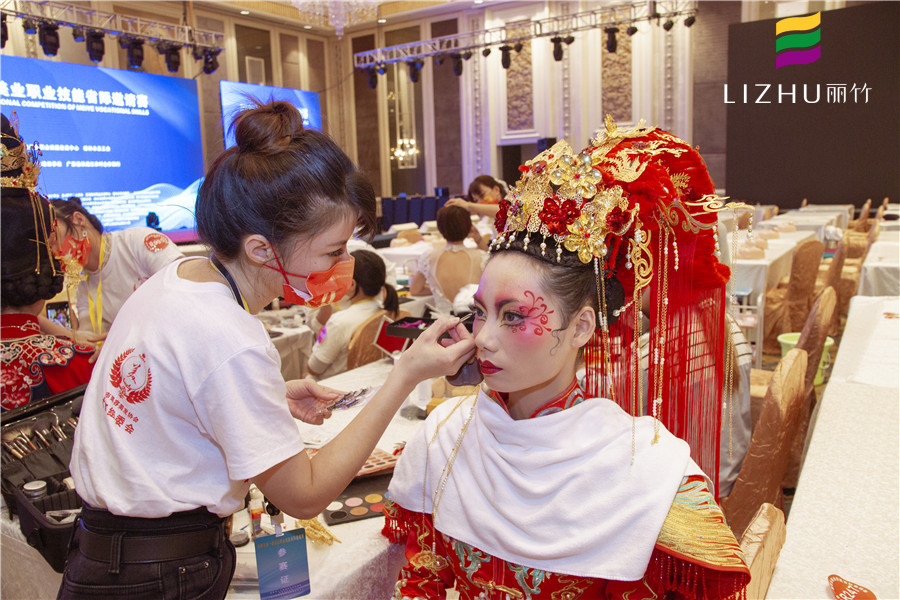 冬天卡粉怎么辦？南寧化妝課堂正在為你講解