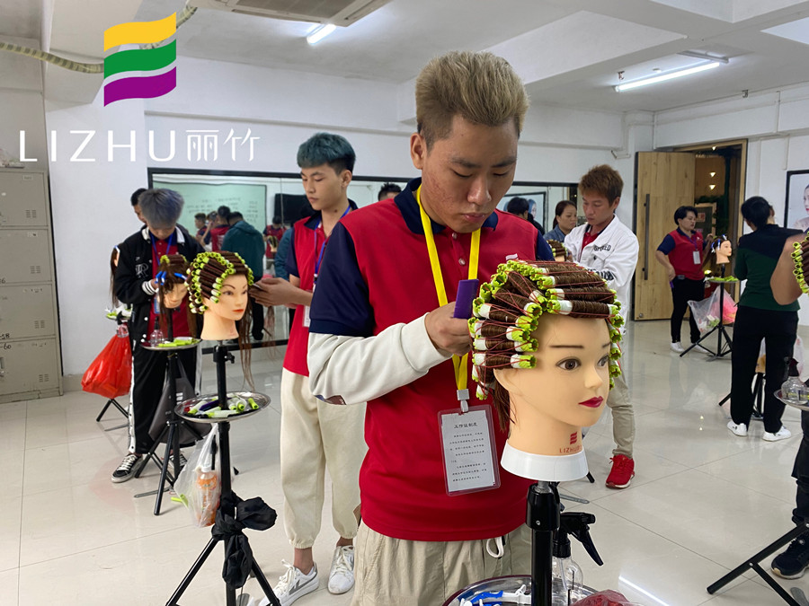 怎樣燙出彈性的波浪卷發(fā)？南寧美發(fā)課堂教你