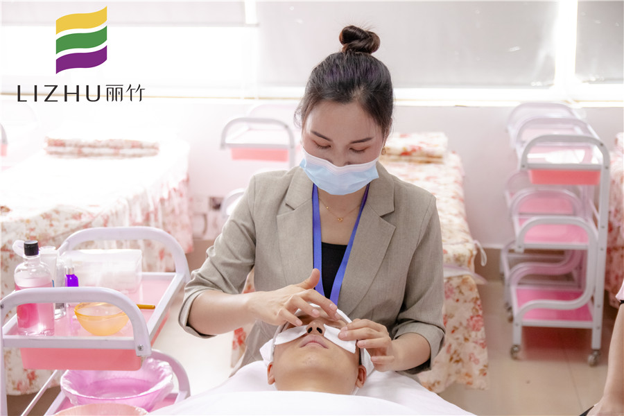 不傷皮膚的卸妝方法，廣西美容培訓(xùn)中分給你